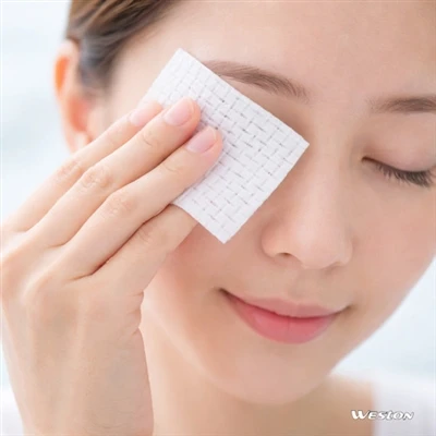 ฉันสามารถใช้อะไรบนใบหน้าแทนสำลีแผ่นได้บ้าง?
